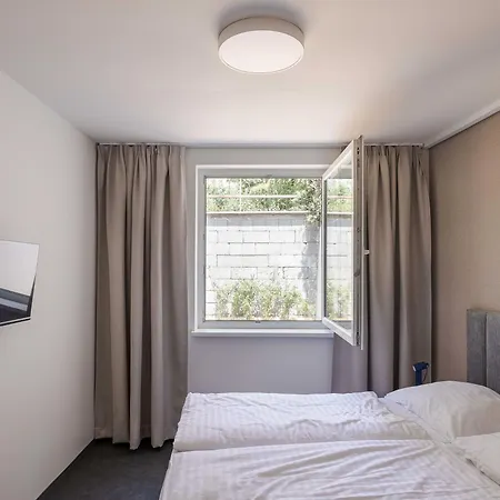 Hotel Gardinn - Free Parking And Quiet Garden 3*