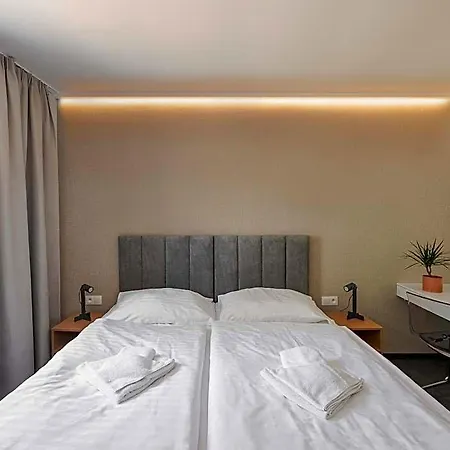 Hotel Gardinn - Free Parking And Quiet Garden